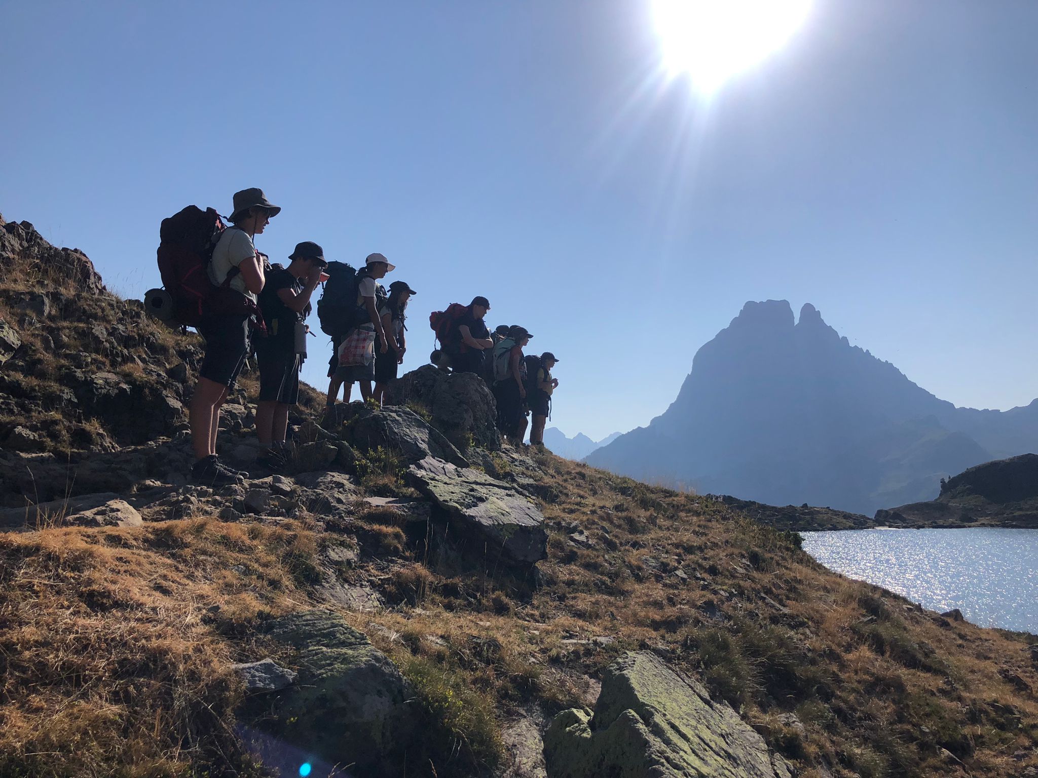 jeunes regardant l'ossau