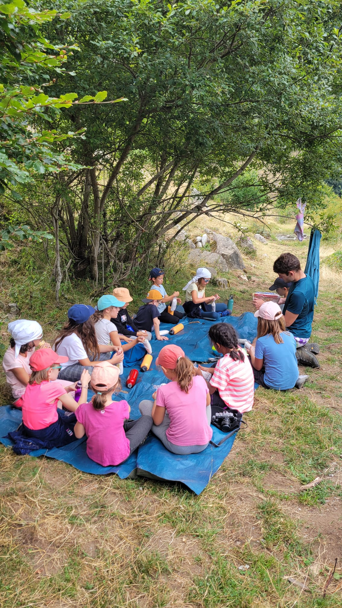enfants mangeant sur une bache
