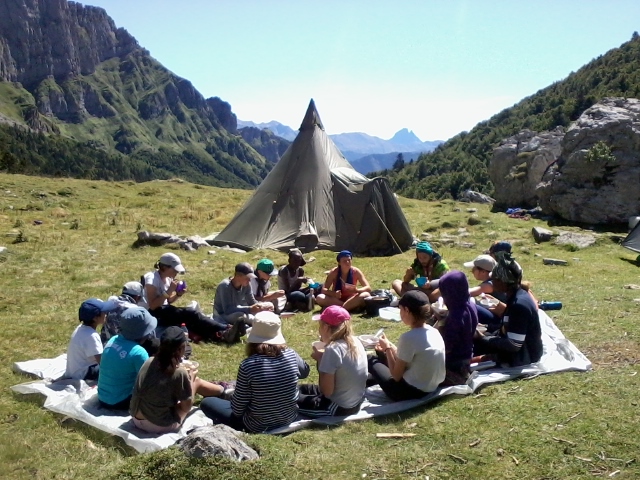 groupe mangeant près d'un tipi