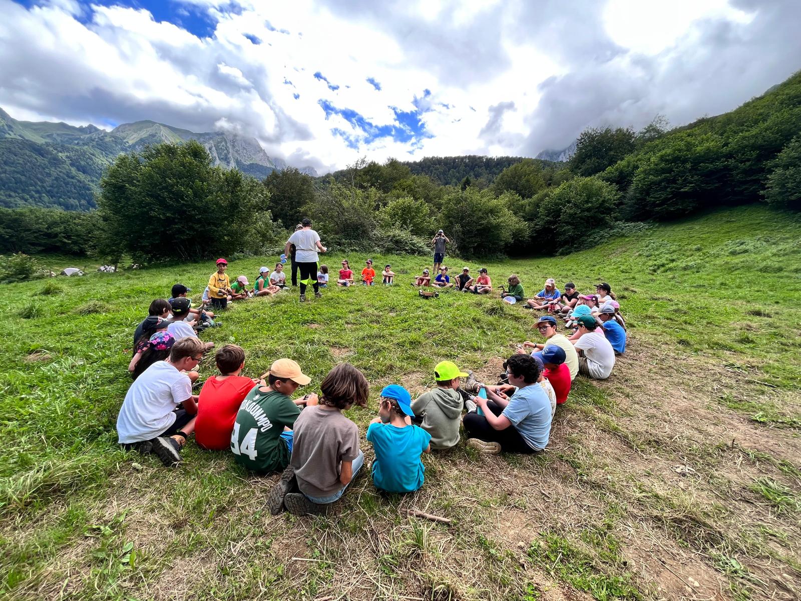 enfants en cercle