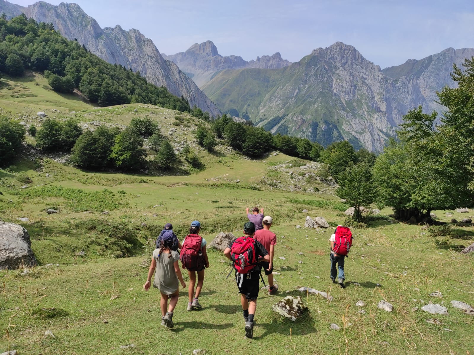 enfants en ballade dans la montagne